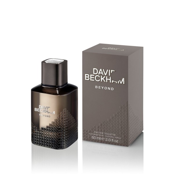 Beyond - David Beckham Eau De Toilette Spray 90 ML. S'ouvrant sur un accord de mojito rafraîchissant, le parfum enchante immédiatement les sens. La cardamome épicée vivifiante et le pamplemousse ajoute une touche de raffinement dynamique. On retrouve dans les notes de c?ur un éclat vibrant de poivre noir, combiné avec la masculinité affirmée du bois de cèdre et du géranium. En fond, un sillage intense de patchouli magnétique est associé à des tons chauds de vanille et de cuir pour conférer une signature unique à la fragrance. Beyond - David Beckham Eau De Toilette Spray 90 ML. S'ouvrant sur un accord de mojito rafraîchissant, le parfum enchante immédiatement les sens. La cardamome épicée vivifiante et le pamplemousse ajoute une touche de raffinement dynamique. On retrouve dans les notes de c?ur un éclat vibrant de poivre noir, combiné avec la masculinité affirmée du bois de cèdre et du géranium. En fond, un sillage intense de patchouli magnétique est associé à des tons chauds de vanille et de cuir pour conférer une signature unique à la fragrance.